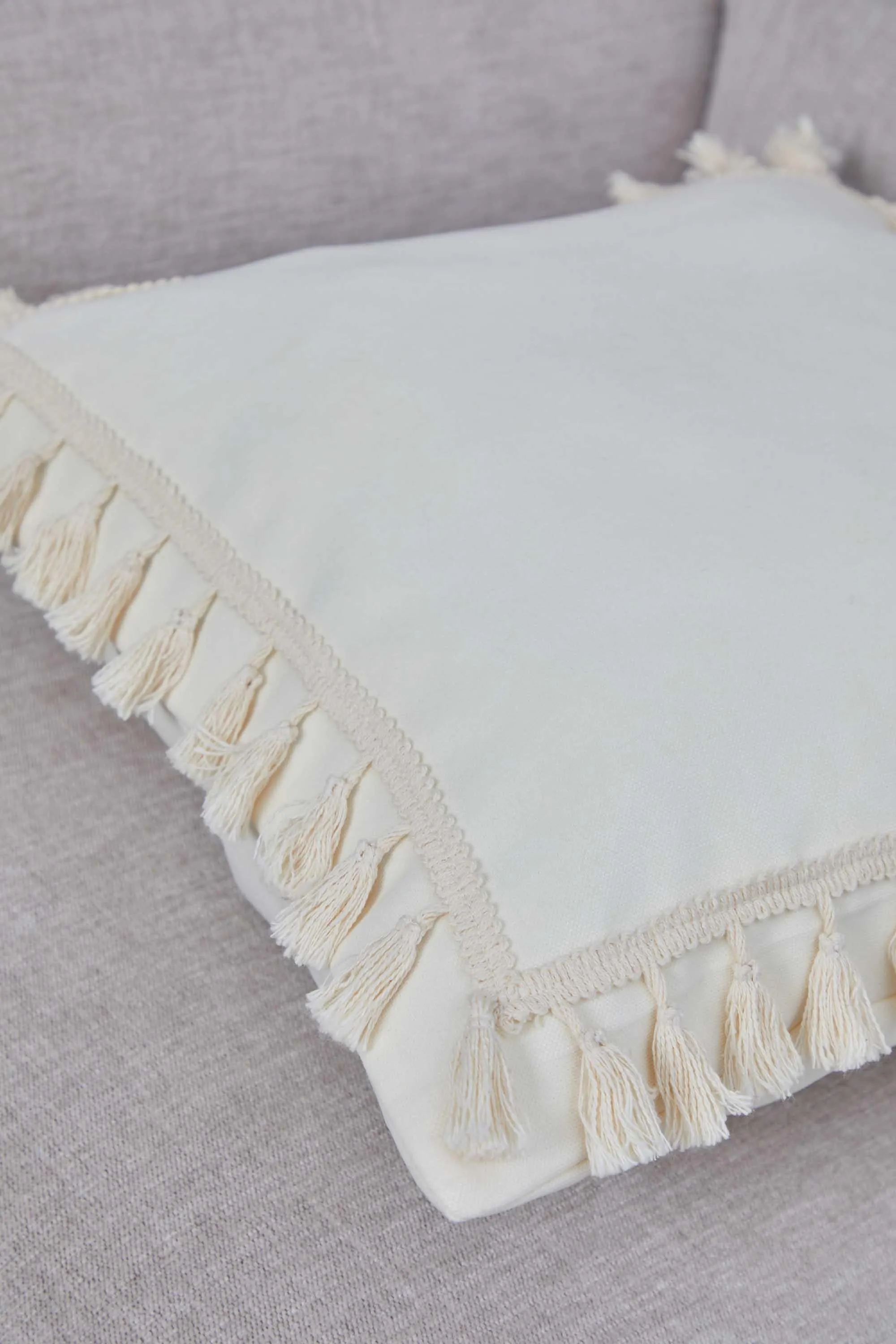 Tasseled Trendy Throw Pillow Cover 18x18 Inches Fashionable Pillow Cover for Couch, Solid Throw Pillow Cover made from Knit Fabric,K-351